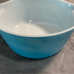 Vintage Pyrex turquoise blue  2.5qt